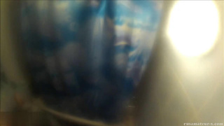 Любительский секс в ванной, стоя с мокрой женой