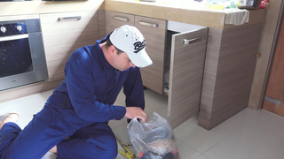 Нежно мастурбирует сантехнику во время вызова