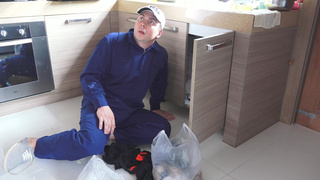 Нежно мастурбирует сантехнику во время вызова