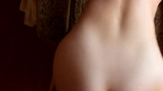 Чувак ласково чпокает свою сучку в узкий анал