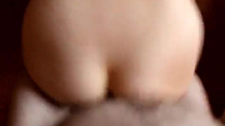 Чувак ласково чпокает свою сучку в узкий анал