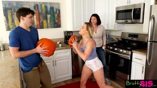 Мамашка чуть не застукала секс брата и сестры