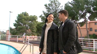 Наивная брюнетка с маленькими дойками трахается в красивую попу