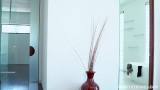 Мамочка застала сыночка за дрочкой и отсосала ему стояк