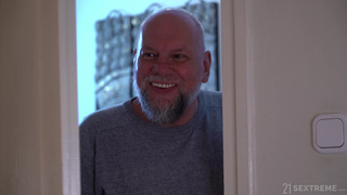 Красивый инцест молоденькой дочери и толстого отца на кровати