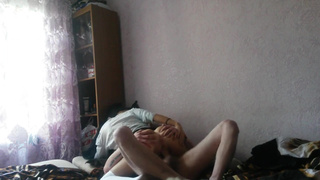 Русская брюнетка в юбке ебется верхом на веб-камеру