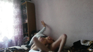 Русская брюнетка в юбке ебется верхом на веб-камеру