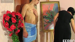 Жопастая зрелка долбится на полу  с сыночком в очко