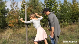 65-ти летняя бабулька отсасывает внуку на природе и дает в пещерку