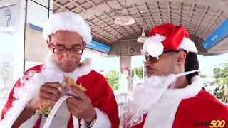 Два больших черных члена тупо разрывают попу транссексуала