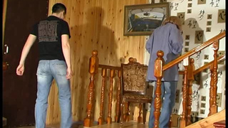 Полицейская в возрасте сделала отсос молодому грабителю