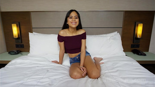 Мадемуазель пробует сосать и трахаться в пизденку с мощным другом