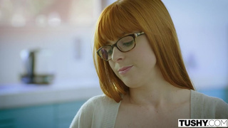 Симпатичная рыжая и брюнетка подставляют свои дырочки под большой болт