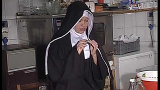 Ебет монашку в жопу прямо на кухне