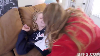 Две блондинки делают парный минетик и балуют себя кунилингусом