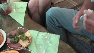 Молоденькой бойфренд напоил подружку и раздел ее