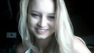 Снял на камеру как пердолит блондиночку в анал