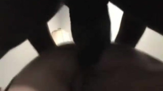 Блондиночку в колготках имеет темнокожий и её благоверный