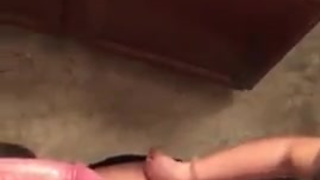 Послушно облизывает перед камерой довольному кормильцу