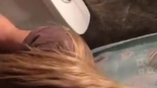 Послушно облизывает перед камерой довольному кормильцу