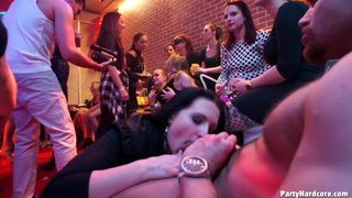 Красавицы на секс вечеринке развлекаются со стриптизерами