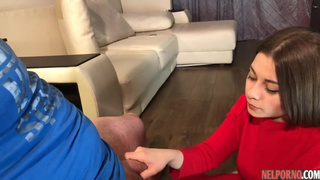 20-ти летняя русская студентка старательно отсасывает парню член с заглотом