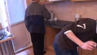 Зрелую соседку толпой развели на любительское порно