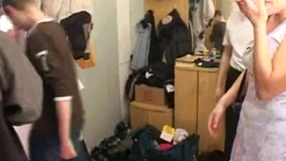 Зрелую соседку толпой развели на любительское порно