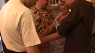 Зрелую соседку толпой развели на любительское порно