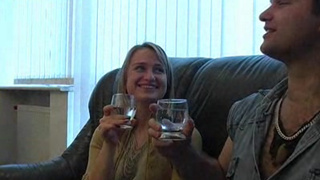 Пьяная пара занялась анальным трахом на кровати