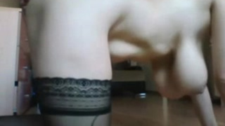 Русская женщина в колготках теребонькает перед веб камерой