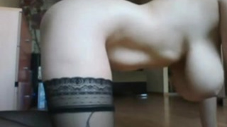 Русская женщина в колготках теребонькает перед веб камерой