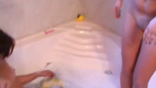 Русские голые девки в ванной - домашнее видео