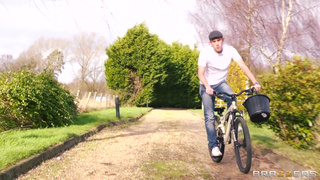 Поимел взрослую с огромными титьками прямо на кухонном полу