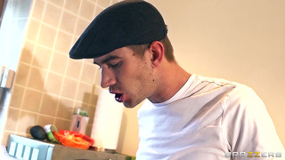 Поимел взрослую с огромными титьками прямо на кухонном полу