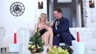 Опытный мужик жестко чпокнул тугой анал молоденькой красавицы