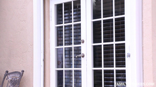 Брат присунул хуец в пещерку младшей сестры