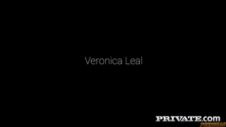 Два крепких члена сношают грудастенькую мамашку в половую щель и задницу