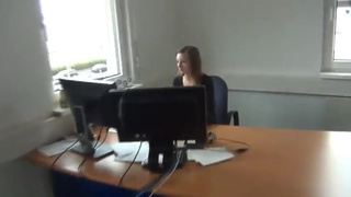 Шпилит секретаршу и снимает секс в офисе