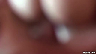 Симпатичная белокурая красотка ебется с парнем в душе