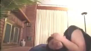 Кобель сношает в позе раком ненасытную домохозяйку