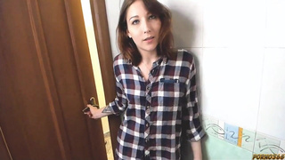 Сеструха Юля потрахалась с братом в ванной застав его за дрочкой