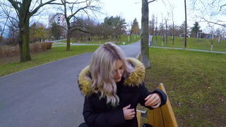 Русская студентка за деньги отсосала и надрочила хер незнакомцу в парке