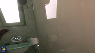 Рогоносец чпокает зрелую жену с обвисшими дойками в ванной на полу