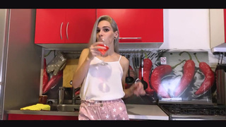 Русский мужчина чпокает бывшую в задницу рачком на кухне