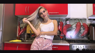 Русский мужчина чпокает бывшую в задницу рачком на кухне