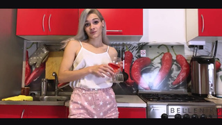 Русский мужчина чпокает бывшую в задницу рачком на кухне