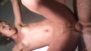 Похотливые подростки сношаются на кушетке перед камерой