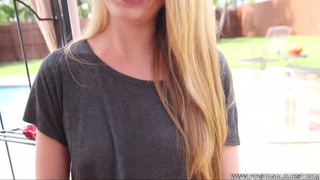 Белокурая Девушка сквозь слезы пропускает писюн в попочку и терпит боль