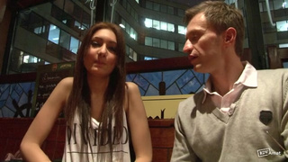 Наивной человек хорошо отжарил свою смазливую сучку на диване